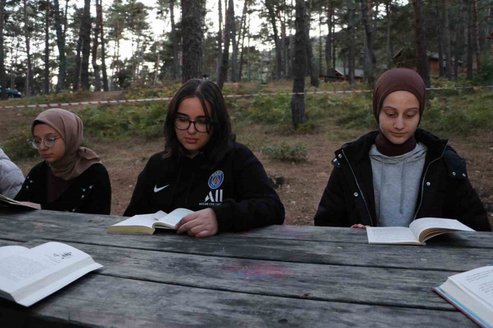 HABABAM SINIFI’NDAN ESİNLENİP OKULU DOĞAYA TAŞIDILAR. AMASYA'DA LİSE ÖĞRENCİLERİNDE DOĞA BİLİNCİ OLUŞTURMAK AMACIYLA BORABOY GÖLÜ TABİAT PARKI'NDA SINIF OLUŞTURULDU