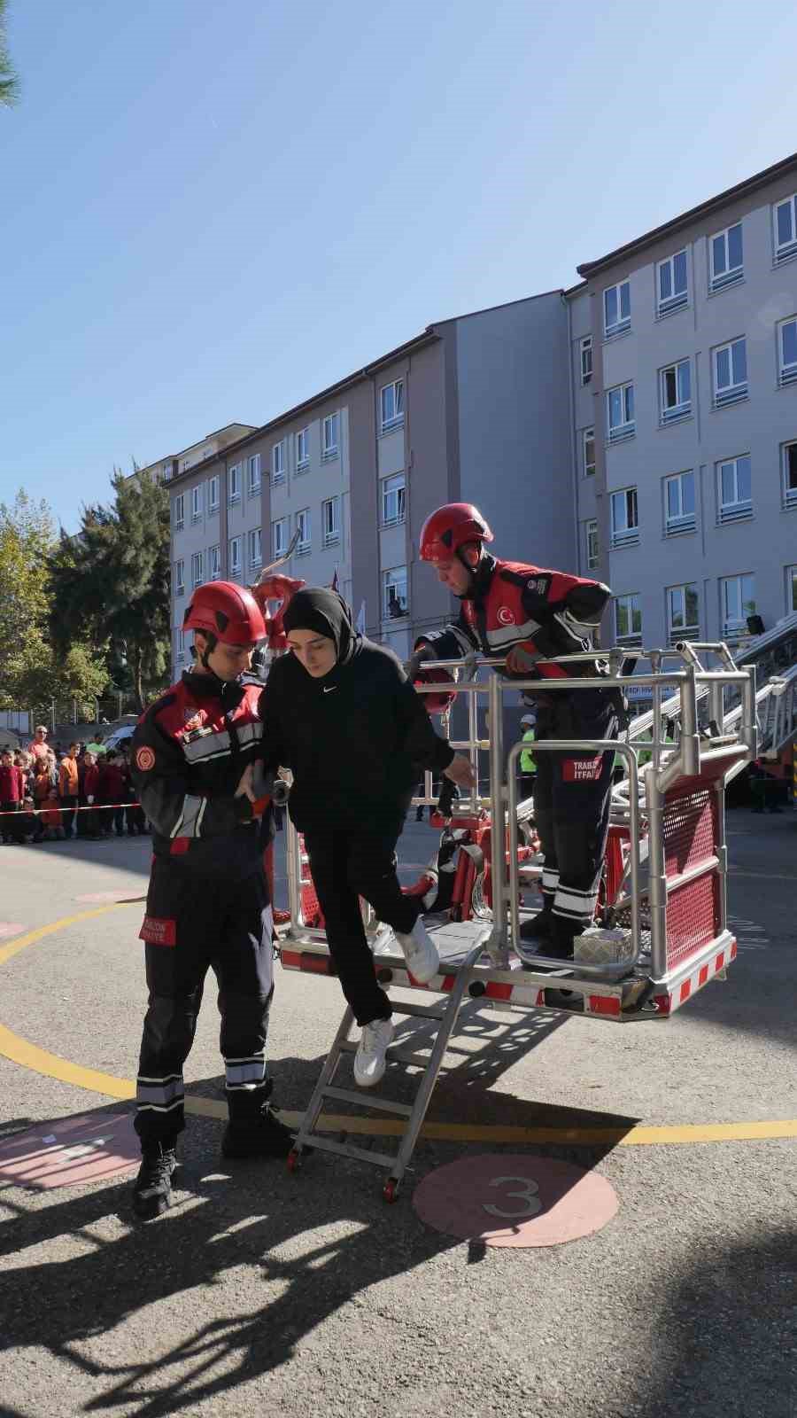 TRABZON BÜYÜKŞEHİR BELEDİYESİ, DOĞAL AFETLERE HAZIRLIKLI OLUNMASI İÇİN OKULLARDA "ACİL DURUM TATBİKATLARI’NDA PROF. İHSAN KOZ İLKÖĞRETİM OKULU'NDA DÜZENLENEN TATBİKAT, GERÇEĞİ ARATMAYAN GÖRÜNTÜLERE SAHNE OLDU