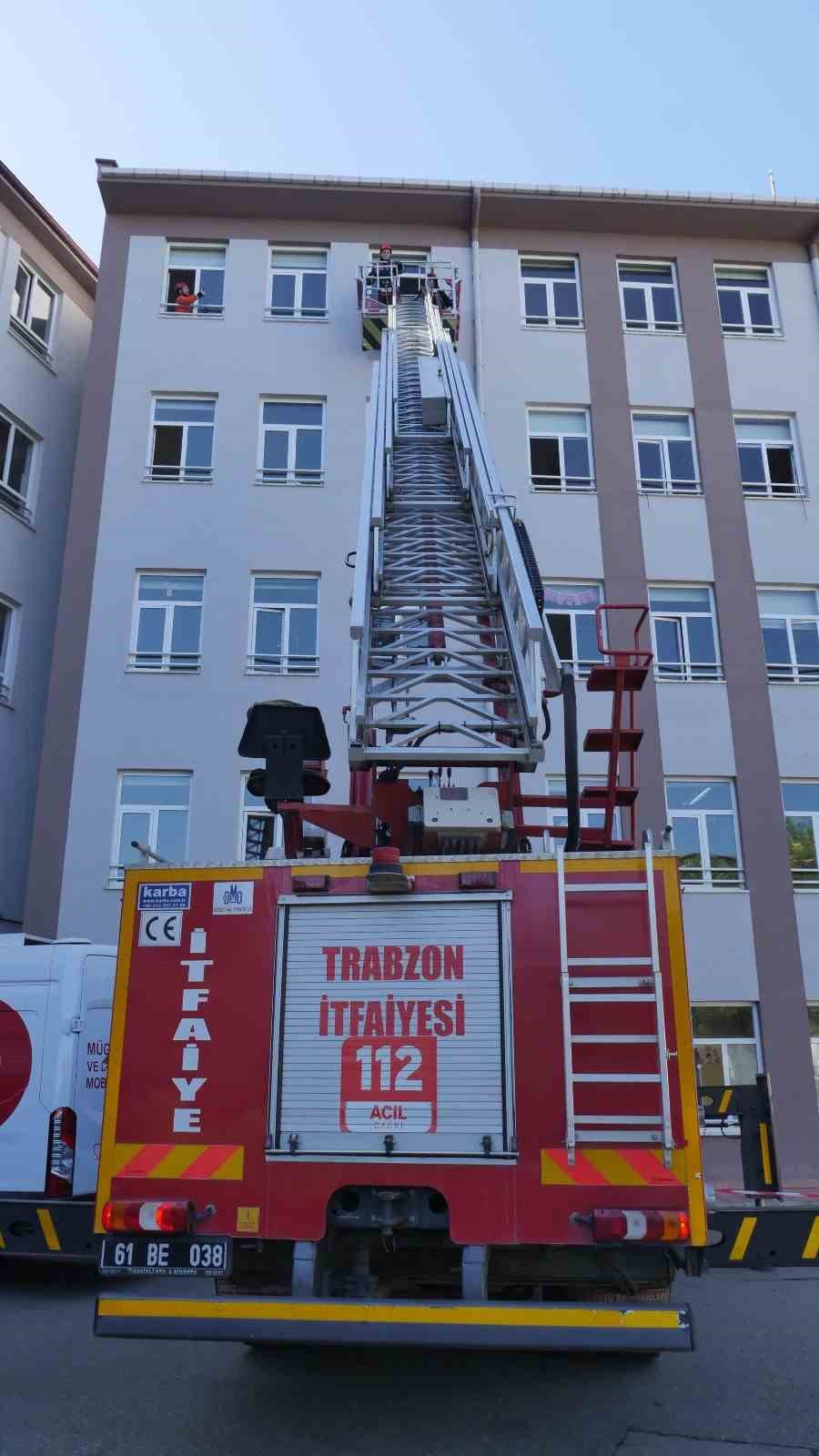 TRABZON BÜYÜKŞEHİR BELEDİYESİ, DOĞAL AFETLERE HAZIRLIKLI OLUNMASI İÇİN OKULLARDA "ACİL DURUM TATBİKATLARI’NDA PROF. İHSAN KOZ İLKÖĞRETİM OKULU'NDA DÜZENLENEN TATBİKAT, GERÇEĞİ ARATMAYAN GÖRÜNTÜLERE SAHNE OLDU