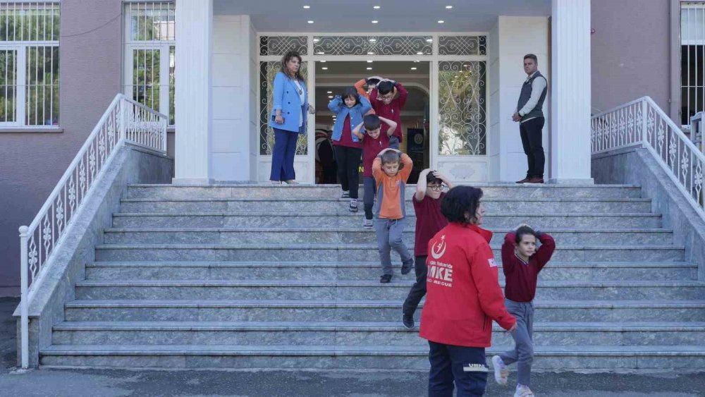 TRABZON BÜYÜKŞEHİR BELEDİYESİ, DOĞAL AFETLERE HAZIRLIKLI OLUNMASI İÇİN OKULLARDA "ACİL DURUM TATBİKATLARI’NDA PROF. İHSAN KOZ İLKÖĞRETİM OKULU'NDA DÜZENLENEN TATBİKAT, GERÇEĞİ ARATMAYAN GÖRÜNTÜLERE SAHNE OLDU