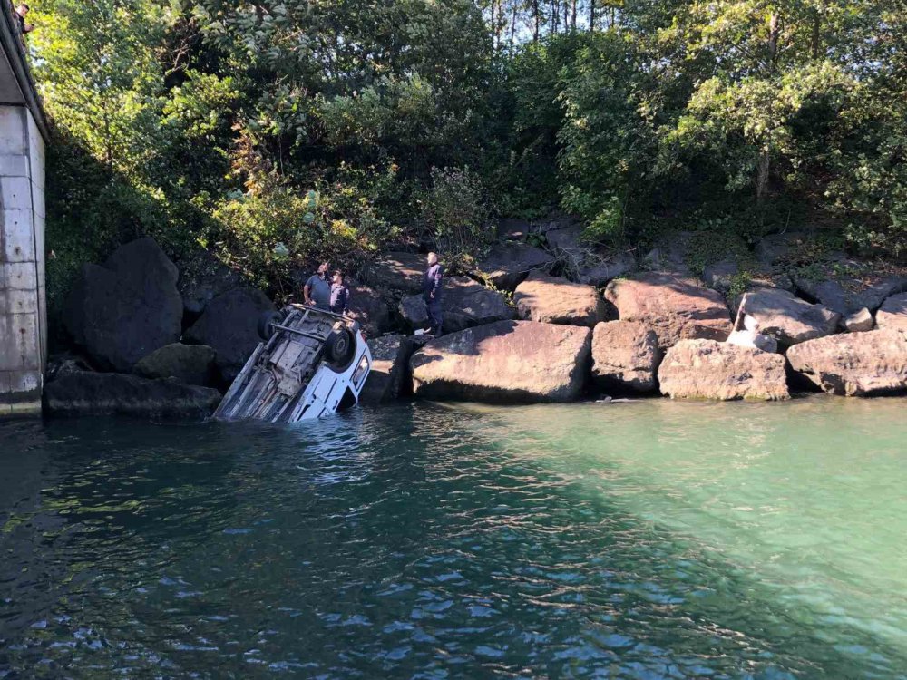 RİZE'NİN PAZAR İLÇESİNDE BARİYERE ÇARPARAK YOLDAN ÇIKAN BİR ARACIN DENİZE UÇMASI SONUCU MEYDANA GELEN KAZADA 1'İ AĞIR , 2 KİŞİ YARALANDI