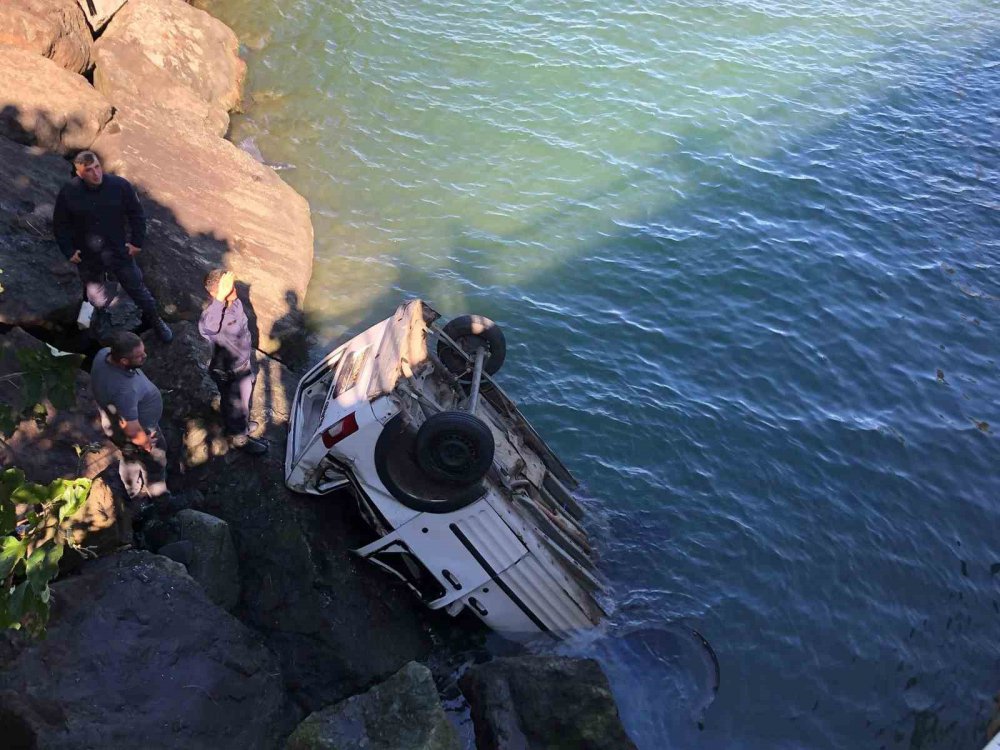 RİZE'NİN PAZAR İLÇESİNDE BARİYERE ÇARPARAK YOLDAN ÇIKAN BİR ARACIN DENİZE UÇMASI SONUCU MEYDANA GELEN KAZADA 1'İ AĞIR , 2 KİŞİ YARALANDI