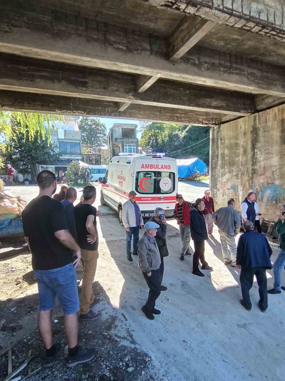 RİZE'NİN PAZAR İLÇESİNDE BARİYERE ÇARPARAK YOLDAN ÇIKAN BİR ARACIN DENİZE UÇMASI SONUCU MEYDANA GELEN KAZADA 1'İ AĞIR , 2 KİŞİ YARALANDI