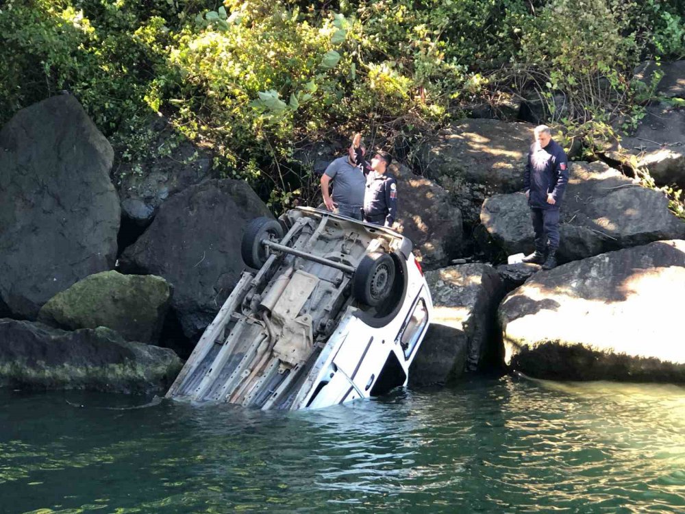 RİZE'NİN PAZAR İLÇESİNDE BARİYERE ÇARPARAK YOLDAN ÇIKAN BİR ARACIN DENİZE UÇMASI SONUCU MEYDANA GELEN KAZADA 1'İ AĞIR , 2 KİŞİ YARALANDI