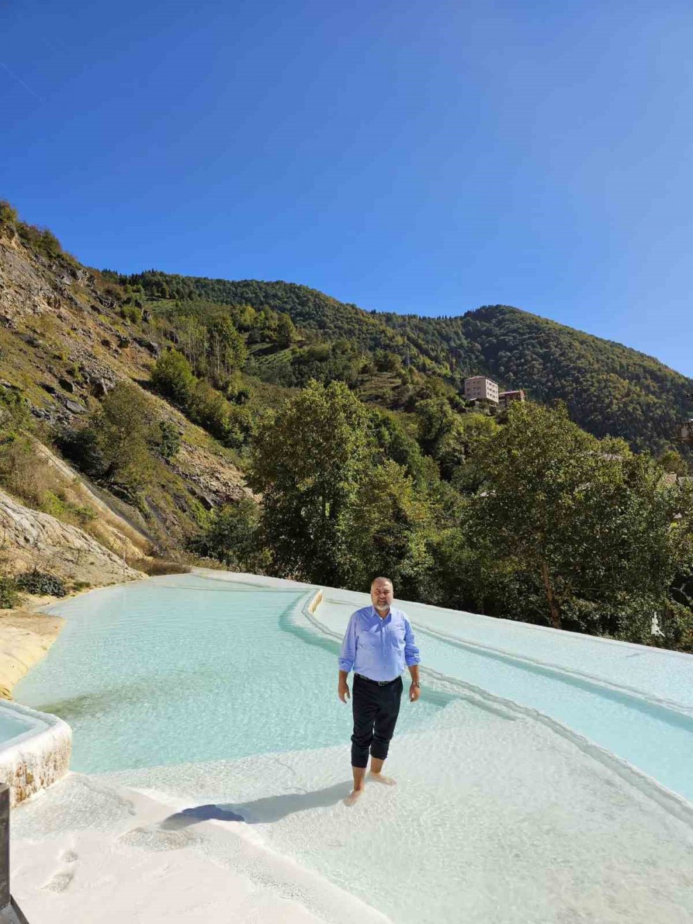 GİRESUN'UN DERELİ İLÇESİNDE TURKUAZ RENKLİ GÖLETLER VE BEYAZ TAŞLARIYLA PAMUKKALE'Yİ ARATMAYAN GÖKSU TRAVERTENLERİNİ SEZON BOYUNCA 200 BİN KİŞİNİN ZİYARET ETTİĞİ BELİRTİLDİ