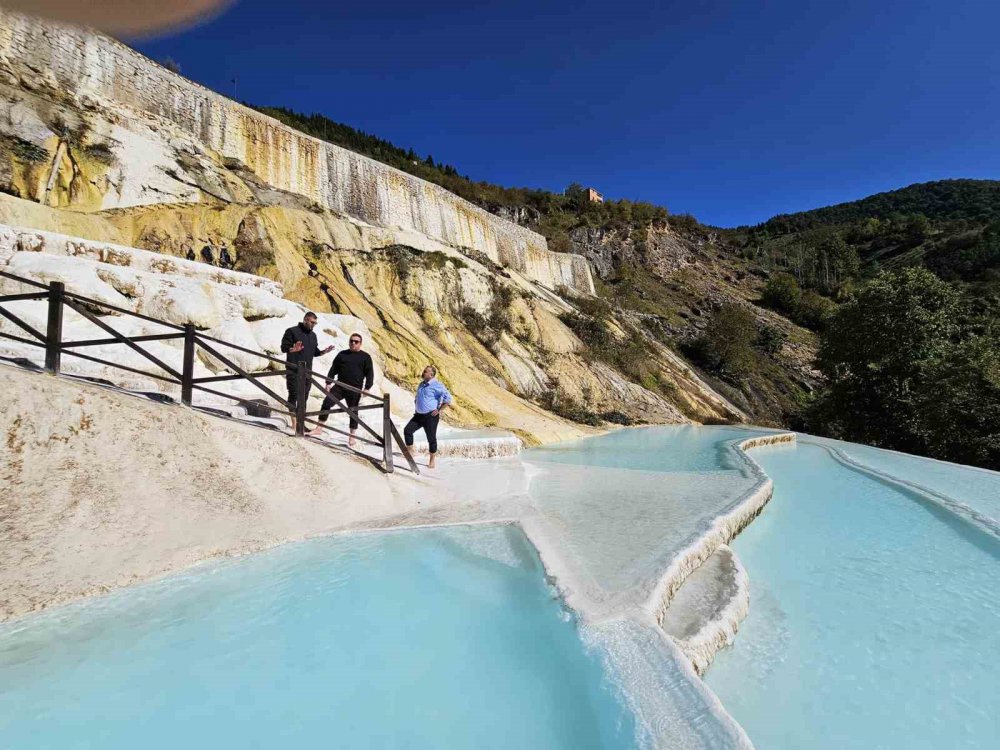 GİRESUN'UN DERELİ İLÇESİNDE TURKUAZ RENKLİ GÖLETLER VE BEYAZ TAŞLARIYLA PAMUKKALE'Yİ ARATMAYAN GÖKSU TRAVERTENLERİNİ SEZON BOYUNCA 200 BİN KİŞİNİN ZİYARET ETTİĞİ BELİRTİLDİ