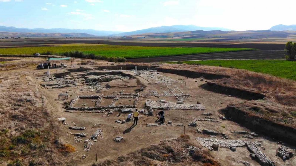 AMASYA'DAKİ OLUZ HÖYÜK KAZILARINDA PERS DÖNEMİNE AİT SARAY MUTFAĞINDA 2 BİN 500 YILLIK TOPRAK TENCERE İLE İÇİNDE KEMİK PARÇALARI VE TAHIL TANELERİ BULUNDU