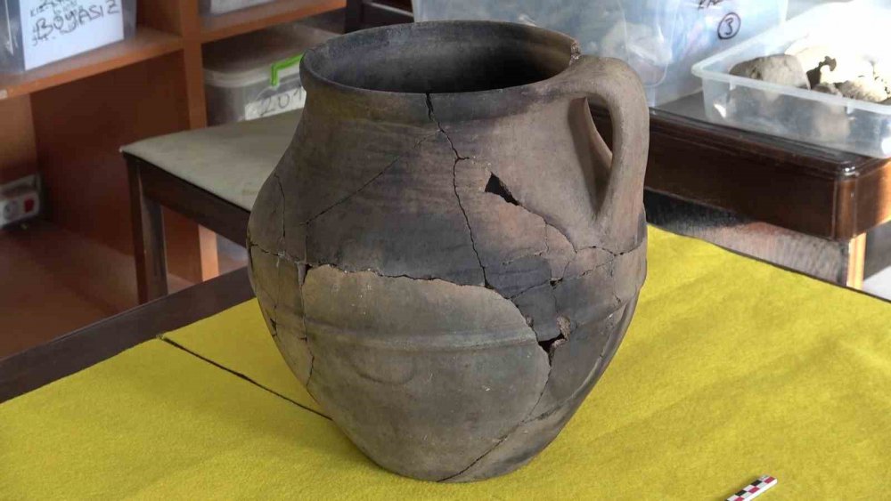 AMASYA'DAKİ OLUZ HÖYÜK KAZILARINDA PERS DÖNEMİNE AİT SARAY MUTFAĞINDA 2 BİN 500 YILLIK TOPRAK TENCERE İLE İÇİNDE KEMİK PARÇALARI VE TAHIL TANELERİ BULUNDU
