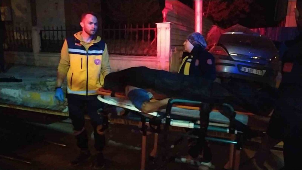 ÇORUM'DA KONTROLDEN ÇIKAN OTOMOBİL YOL KENARINDA BULUNAN REKLAM PANOSUNUN DİREĞİNE ÇARPTI. KAZADA 3 KİŞİ HAYATINI KAYBETTİ