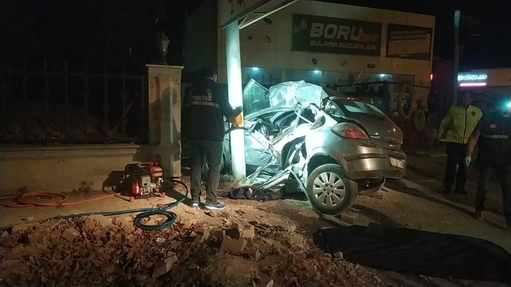 ÇORUM'DA KONTROLDEN ÇIKAN OTOMOBİL YOL KENARINDA BULUNAN REKLAM PANOSUNUN DİREĞİNE ÇARPTI. KAZADA 3 KİŞİ HAYATINI KAYBETTİ