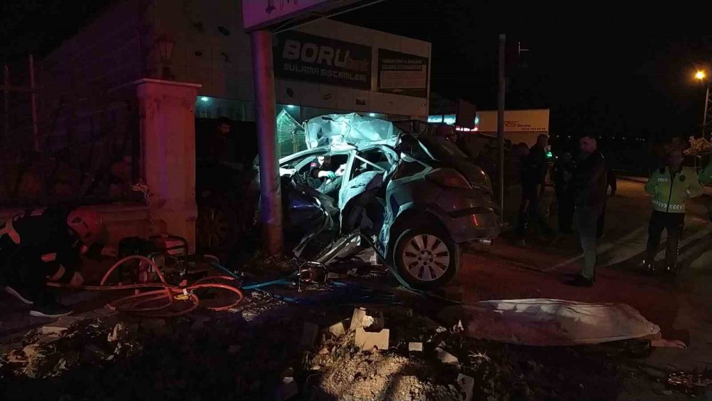 ÇORUM'DA KONTROLDEN ÇIKAN OTOMOBİL YOL KENARINDA BULUNAN REKLAM PANOSUNUN DİREĞİNE ÇARPTI. KAZADA 3 KİŞİ HAYATINI KAYBETTİ