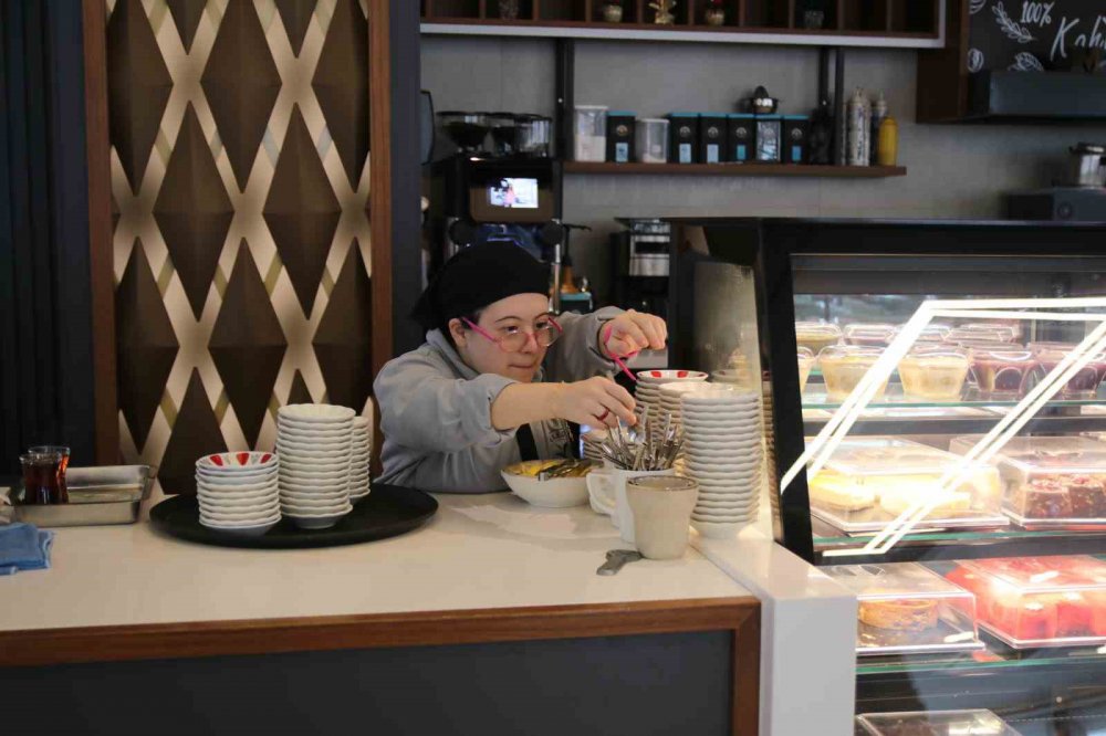 RİZELİLERE ÖZEL GENÇLERDEN ÖZEL HİZMET. DOWN SENDROMLU GENÇLER RİZE BELEDİYESİNE AİT KAFEDE HAFTANIN BELİRLİ GÜNLERİ MÜŞTERİLERİNE HİZMET EDİYOR