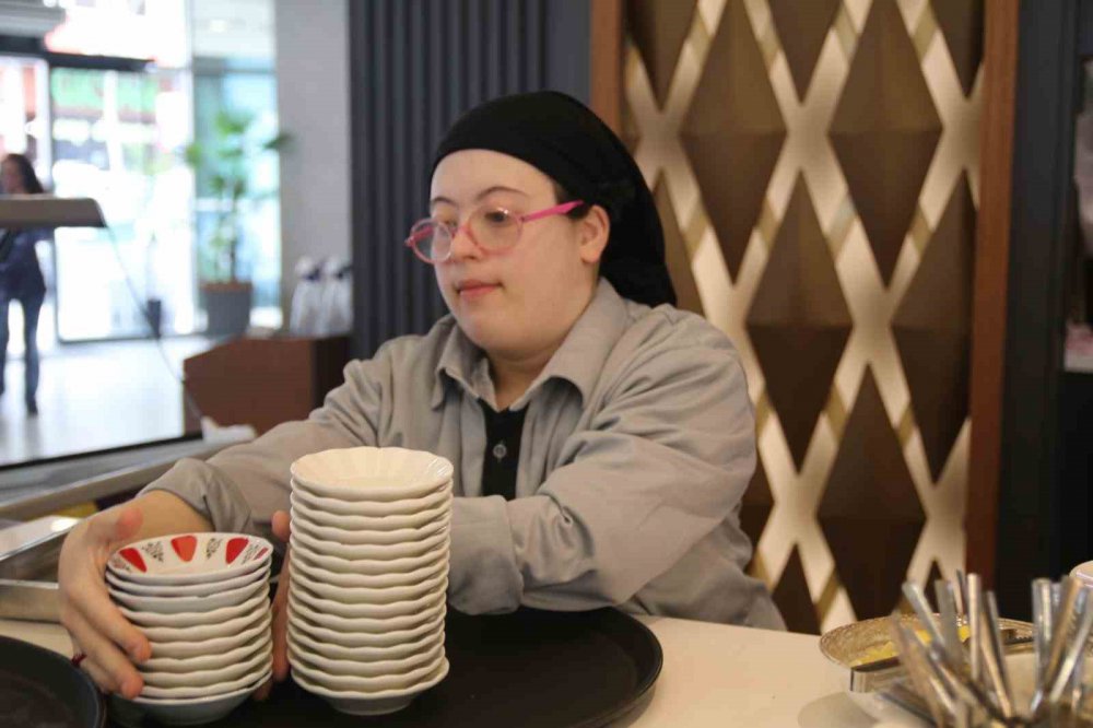 RİZELİLERE ÖZEL GENÇLERDEN ÖZEL HİZMET. DOWN SENDROMLU GENÇLER RİZE BELEDİYESİNE AİT KAFEDE HAFTANIN BELİRLİ GÜNLERİ MÜŞTERİLERİNE HİZMET EDİYOR