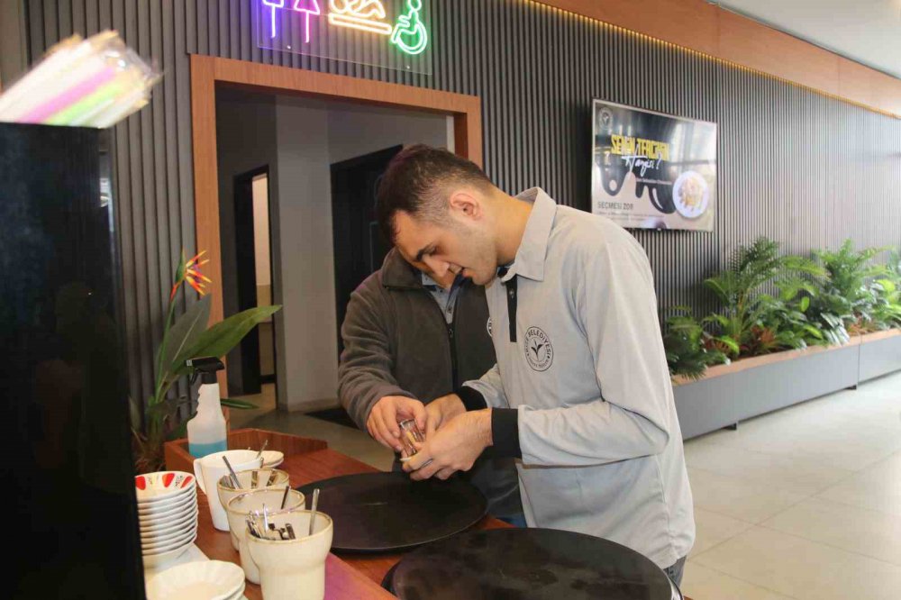 RİZELİLERE ÖZEL GENÇLERDEN ÖZEL HİZMET. DOWN SENDROMLU GENÇLER RİZE BELEDİYESİNE AİT KAFEDE HAFTANIN BELİRLİ GÜNLERİ MÜŞTERİLERİNE HİZMET EDİYOR