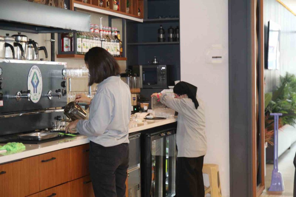 RİZELİLERE ÖZEL GENÇLERDEN ÖZEL HİZMET. DOWN SENDROMLU GENÇLER RİZE BELEDİYESİNE AİT KAFEDE HAFTANIN BELİRLİ GÜNLERİ MÜŞTERİLERİNE HİZMET EDİYOR