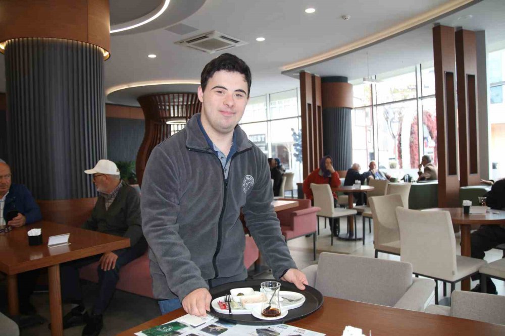 RİZELİLERE ÖZEL GENÇLERDEN ÖZEL HİZMET. DOWN SENDROMLU GENÇLER RİZE BELEDİYESİNE AİT KAFEDE HAFTANIN BELİRLİ GÜNLERİ MÜŞTERİLERİNE HİZMET EDİYOR