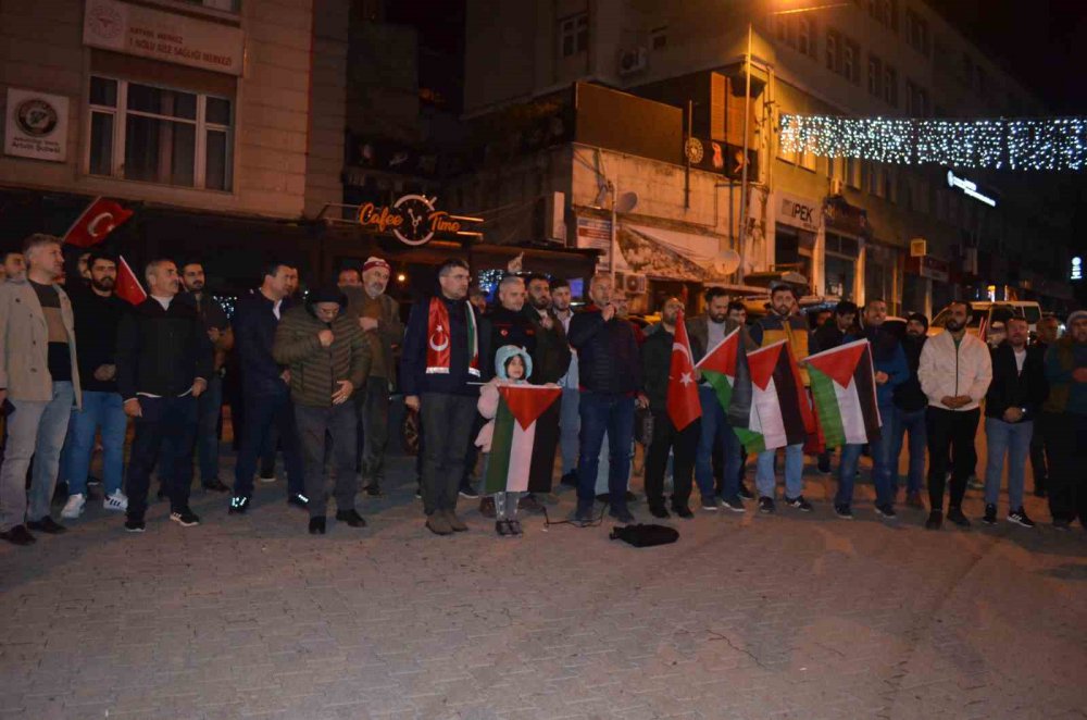 ARTVİN'DE, İSRAİL'İN HASTANE’Yİ  BOMBALAMASININ ARDINDAN, MEMUR SEN ÜYELERİ SİYASİ PARTİ TEMSİLCİLERİ VE VATANDAŞLAR ELLERİNDE TÜRKİYE VE FİLİSTİN BAYRAKLARI İLE HALİTPAŞA MEYDANI'NDA TOPLANDI