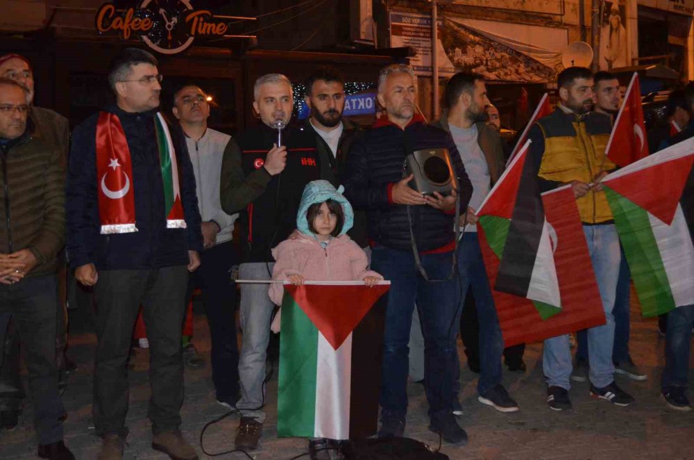 ARTVİN'DE, İSRAİL'İN HASTANE’Yİ  BOMBALAMASININ ARDINDAN, MEMUR SEN ÜYELERİ SİYASİ PARTİ TEMSİLCİLERİ VE VATANDAŞLAR ELLERİNDE TÜRKİYE VE FİLİSTİN BAYRAKLARI İLE HALİTPAŞA MEYDANI'NDA TOPLANDI