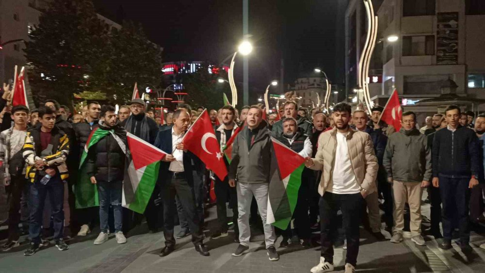 BOLU'NUN İZZET BAYSAL CADDESİ'NDE GECE SAATLERİNDE BİR ARAYA GELEREK, GAZZE'DE HASTANELERE YÖNELİK YAPILAN SALDIRILARI SLOGANLARLA KINAYAN ONLARCA KİŞİ CADDEYİ İNLETTİ