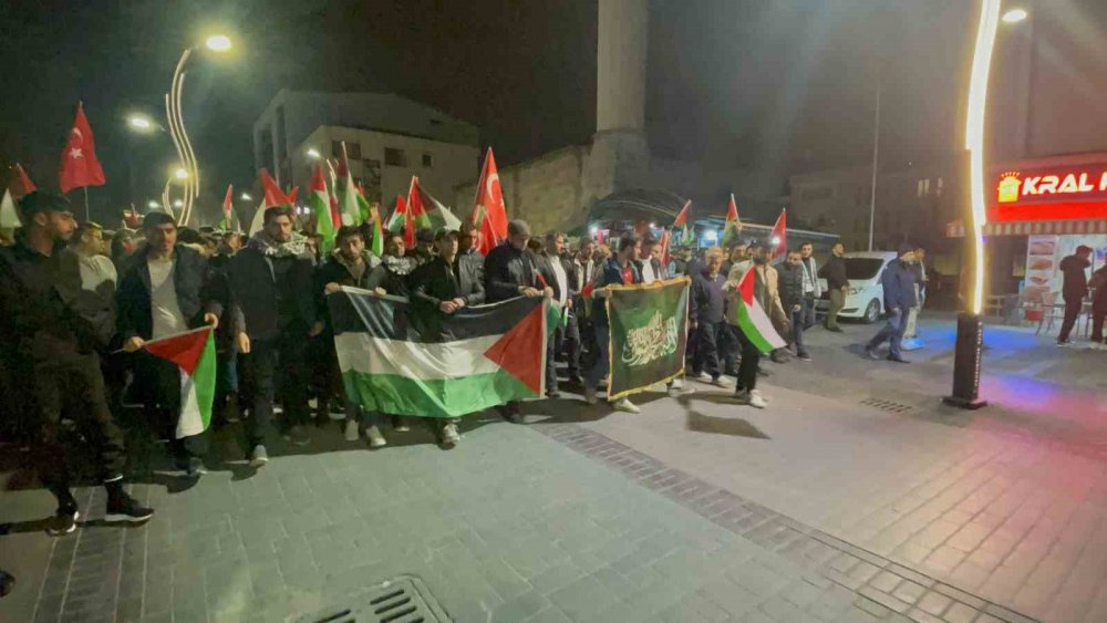 BOLU'NUN İZZET BAYSAL CADDESİ'NDE GECE SAATLERİNDE BİR ARAYA GELEREK, GAZZE'DE HASTANELERE YÖNELİK YAPILAN SALDIRILARI SLOGANLARLA KINAYAN ONLARCA KİŞİ CADDEYİ İNLETTİ