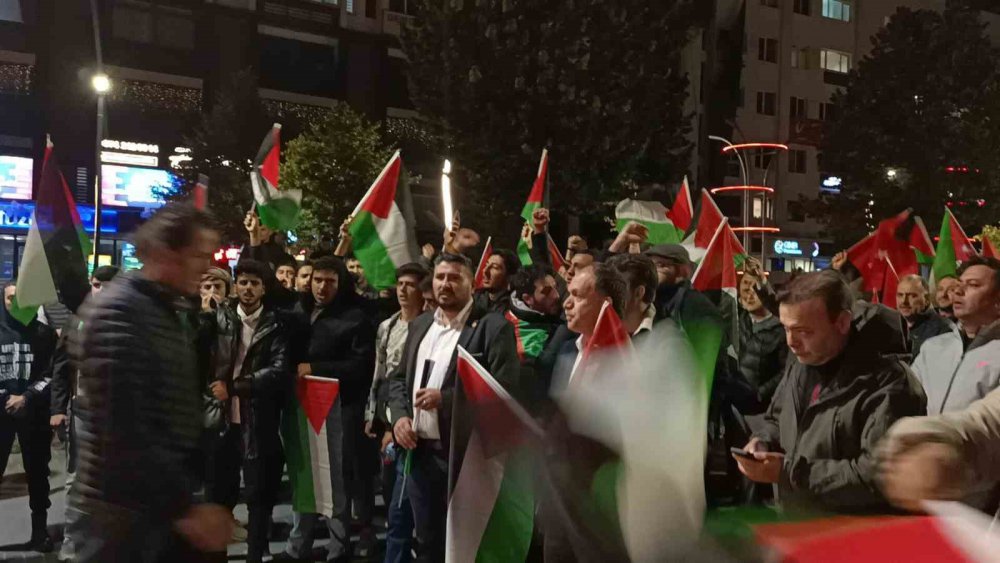 BOLU'NUN İZZET BAYSAL CADDESİ'NDE GECE SAATLERİNDE BİR ARAYA GELEREK, GAZZE'DE HASTANELERE YÖNELİK YAPILAN SALDIRILARI SLOGANLARLA KINAYAN ONLARCA KİŞİ CADDEYİ İNLETTİ