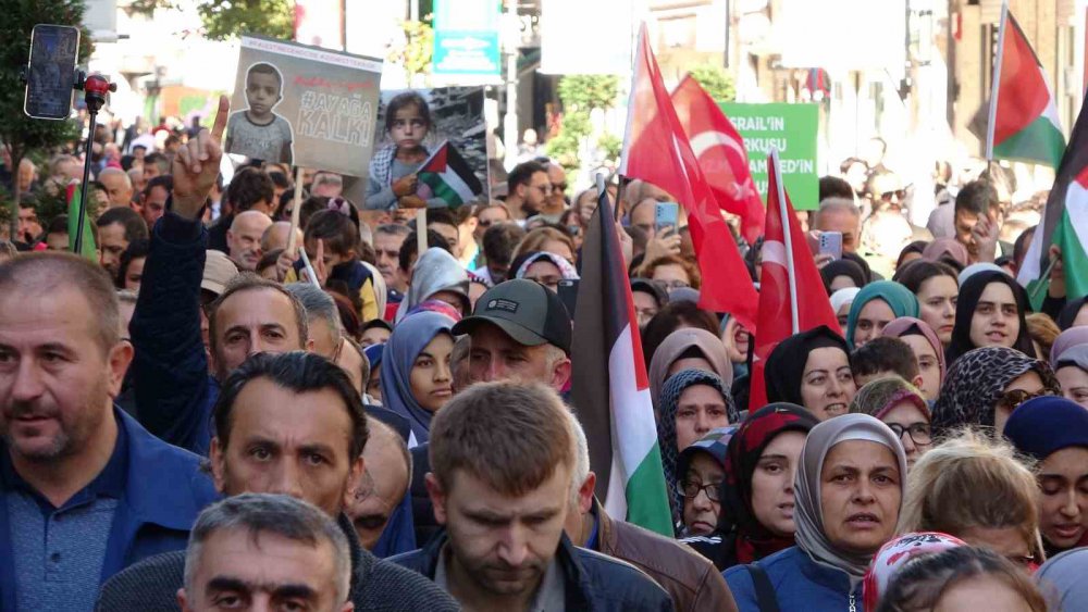 ORDU İLİNDE İSRAİL'İN GAZZE'DE GERÇEKLEŞTİRDİĞİ SALDIRILARA TEPKİ GÖSTEREN YÜZLERCE VATANDAŞ, SLOGANLAR EŞLİĞİNDE YÜRÜYÜŞ GERÇEKLEŞTİRDİ