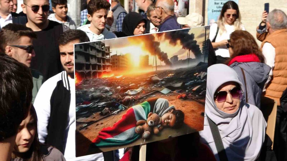 ORDU İLİNDE İSRAİL'İN GAZZE'DE GERÇEKLEŞTİRDİĞİ SALDIRILARA TEPKİ GÖSTEREN YÜZLERCE VATANDAŞ, SLOGANLAR EŞLİĞİNDE YÜRÜYÜŞ GERÇEKLEŞTİRDİ