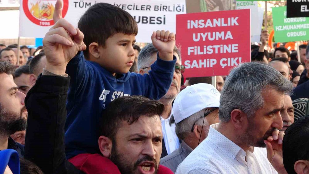 ORDU İLİNDE İSRAİL'İN GAZZE'DE GERÇEKLEŞTİRDİĞİ SALDIRILARA TEPKİ GÖSTEREN YÜZLERCE VATANDAŞ, SLOGANLAR EŞLİĞİNDE YÜRÜYÜŞ GERÇEKLEŞTİRDİ