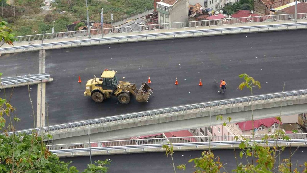 TRABZON'DA YAPIMI DEVAM EDEN YENİCUMA, ESENTEPE, BOZTEPE VE ÇUKURÇAYIR MAHALLELERİNİ BİRLEŞTİRECEK OLAN ÇUKURÇAYIR 1 TÜNELİ CUMHURİYETİN 100. YILINDA TRAFİĞE AÇILARAK HİZMETE GİRECEK