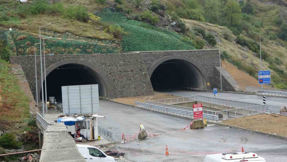 TRABZON'DA YAPIMI DEVAM EDEN YENİCUMA, ESENTEPE, BOZTEPE VE ÇUKURÇAYIR MAHALLELERİNİ BİRLEŞTİRECEK OLAN ÇUKURÇAYIR 1 TÜNELİ CUMHURİYETİN 100. YILINDA TRAFİĞE AÇILARAK HİZMETE GİRECEK