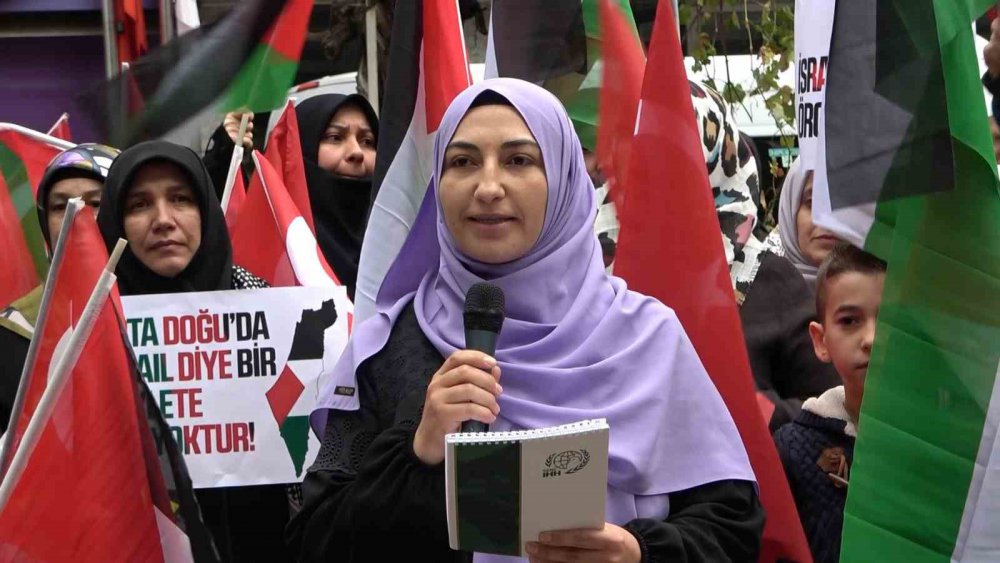 GÜMÜŞHANE'DE FİLİSTİNLİ KADINLARLA DAYANIŞMA İNSİYATİFİ BÜNYESİNDEKİ KADINLAR TARAFINDAN FİLİSTİN'E DESTEK AMACIYLA SESSİZ OTURMA EYLEMİ BAŞLATILDI