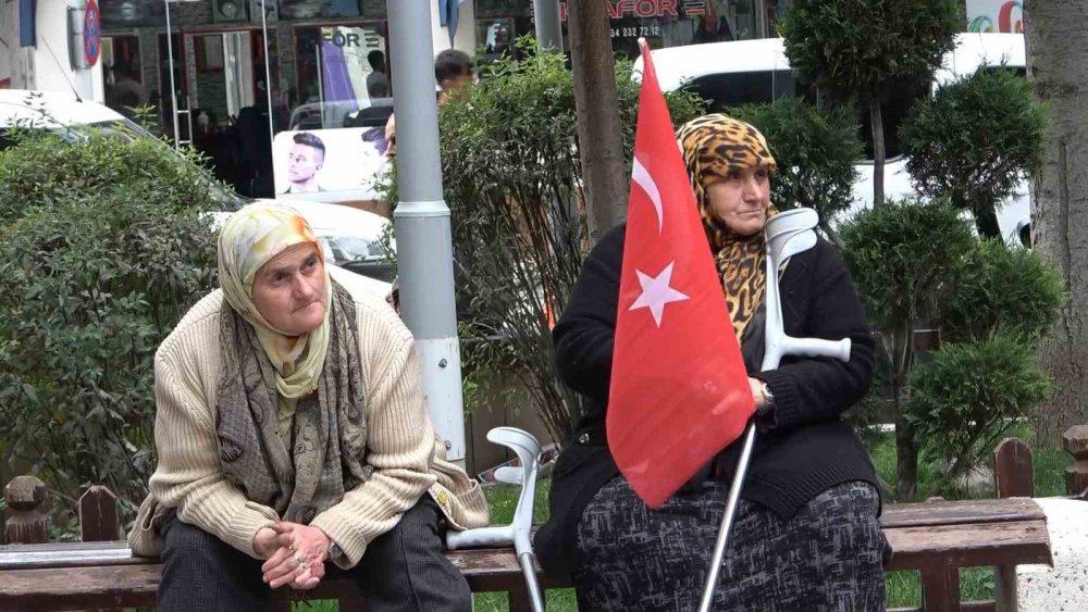 GÜMÜŞHANE'DE FİLİSTİNLİ KADINLARLA DAYANIŞMA İNSİYATİFİ BÜNYESİNDEKİ KADINLAR TARAFINDAN FİLİSTİN'E DESTEK AMACIYLA SESSİZ OTURMA EYLEMİ BAŞLATILDI