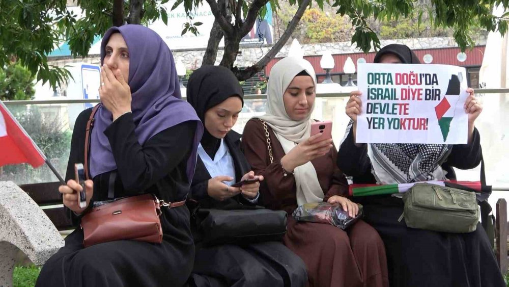 GÜMÜŞHANE'DE FİLİSTİNLİ KADINLARLA DAYANIŞMA İNSİYATİFİ BÜNYESİNDEKİ KADINLAR TARAFINDAN FİLİSTİN'E DESTEK AMACIYLA SESSİZ OTURMA EYLEMİ BAŞLATILDI