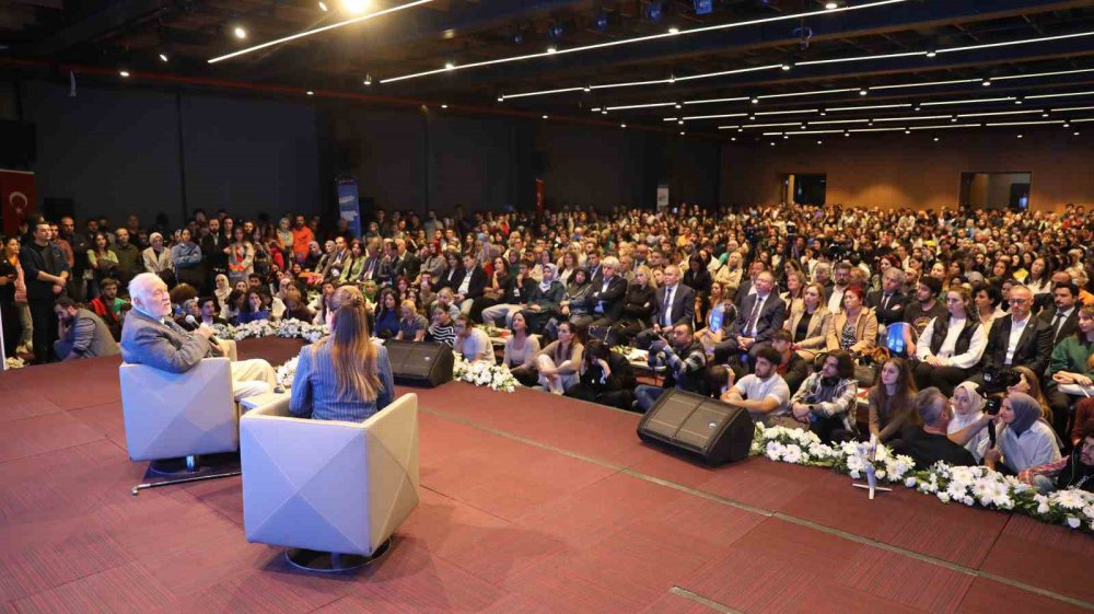 PROF. DR. İLBER ORTAYLI, "TÜRKİYE YÜZYILI KONUŞMALARI" PROGRAMI ÇERÇEVESİNDE SAMSUN'DA SEVENLERİ İLE BULUŞTU. ORTAYLI, "TÜRKİYE CUMHURİYETİ, OSMANLI'NIN DEVAMIDIR" DEDİ