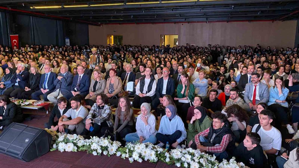 PROF. DR. İLBER ORTAYLI, "TÜRKİYE YÜZYILI KONUŞMALARI" PROGRAMI ÇERÇEVESİNDE SAMSUN'DA SEVENLERİ İLE BULUŞTU. ORTAYLI, "TÜRKİYE CUMHURİYETİ, OSMANLI'NIN DEVAMIDIR" DEDİ
