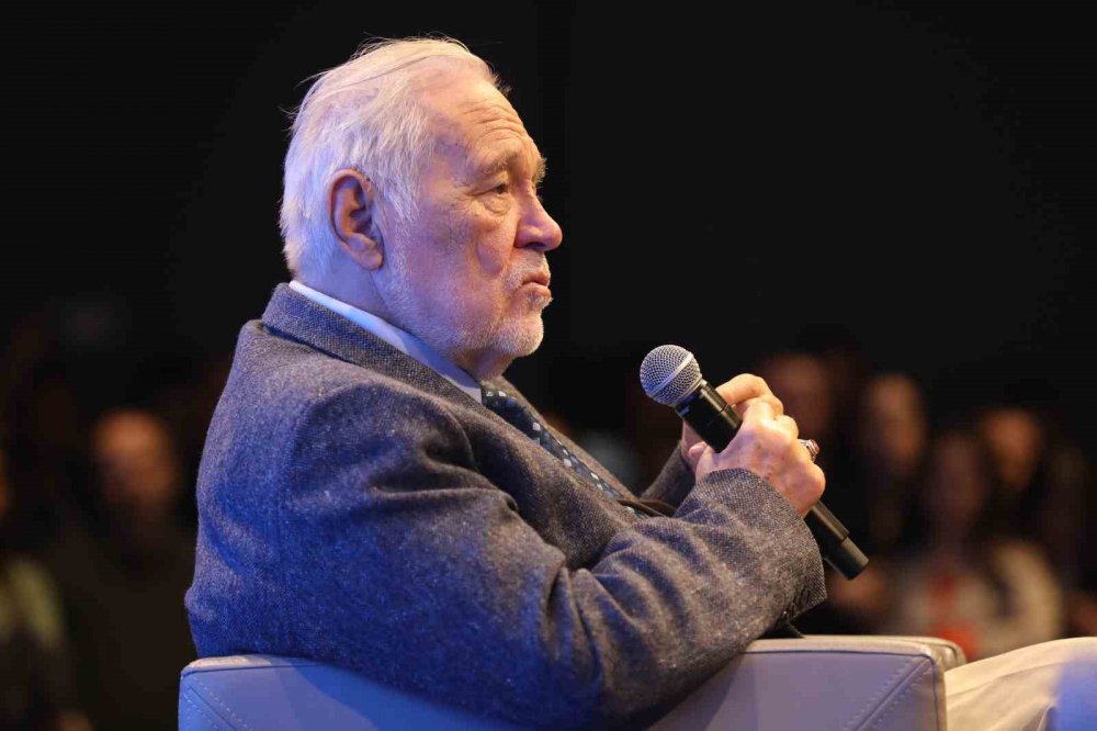 PROF. DR. İLBER ORTAYLI, "TÜRKİYE YÜZYILI KONUŞMALARI" PROGRAMI ÇERÇEVESİNDE SAMSUN'DA SEVENLERİ İLE BULUŞTU. ORTAYLI, "TÜRKİYE CUMHURİYETİ, OSMANLI'NIN DEVAMIDIR" DEDİ