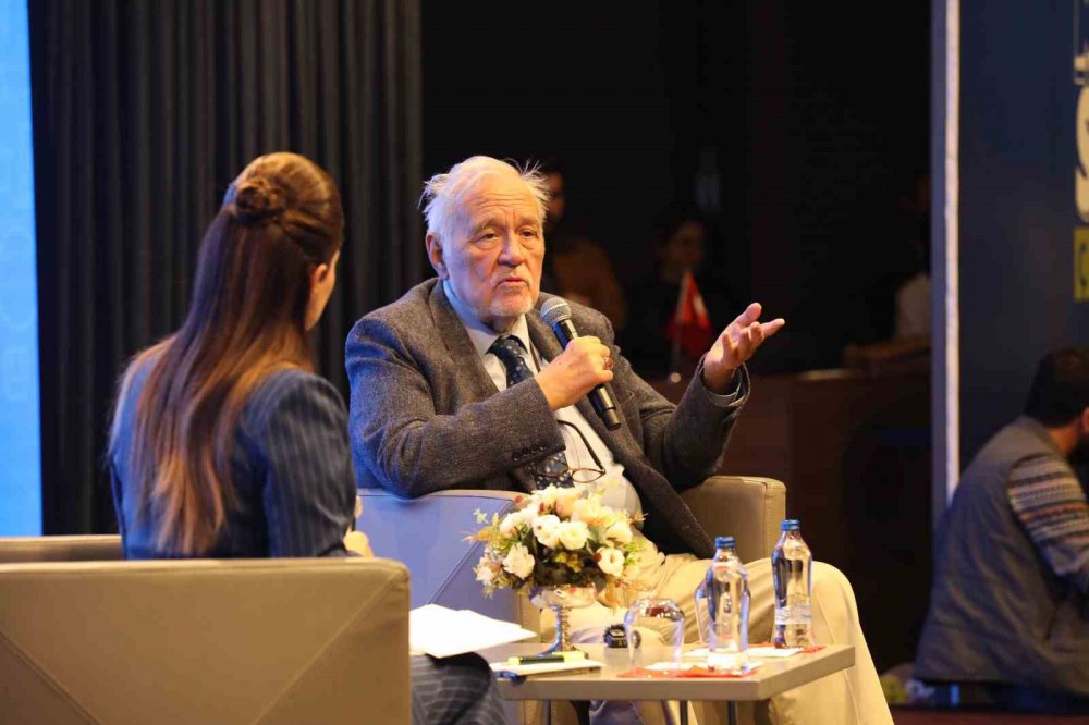 PROF. DR. İLBER ORTAYLI, "TÜRKİYE YÜZYILI KONUŞMALARI" PROGRAMI ÇERÇEVESİNDE SAMSUN'DA SEVENLERİ İLE BULUŞTU. ORTAYLI, "TÜRKİYE CUMHURİYETİ, OSMANLI'NIN DEVAMIDIR" DEDİ