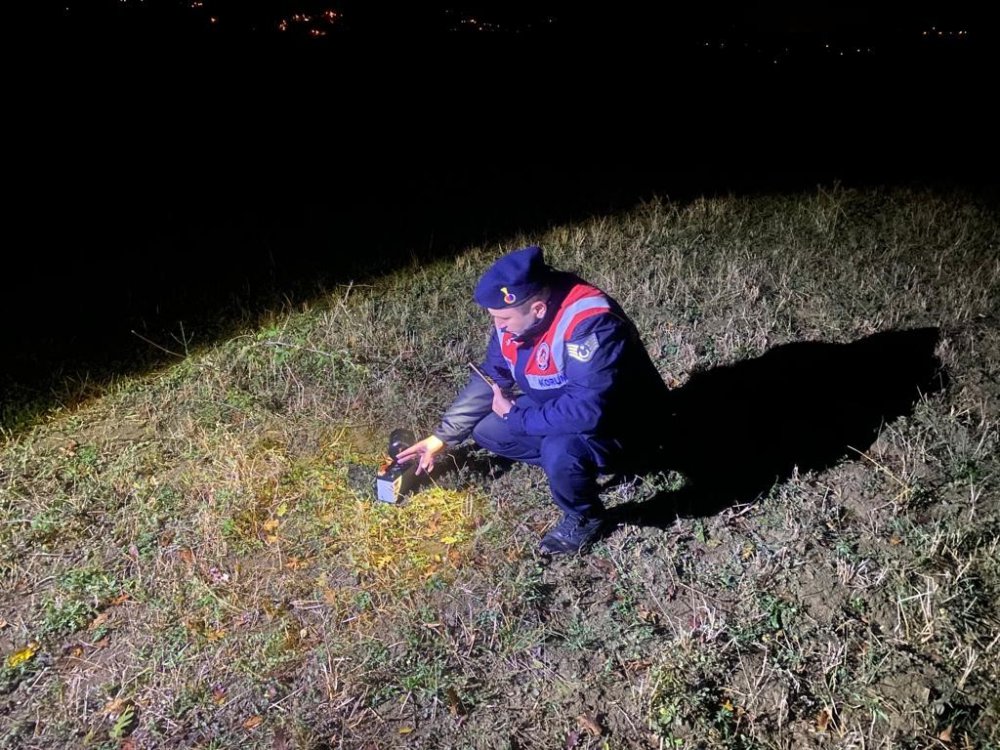 SİNOP'TA MERA ALANINDA BILDIRCIN AVLAMAK İÇİN KULLANILAN ÇALIŞIR VAZİYETTE "2 ADET GÜÇ KAYNAĞI VE 2 ADET SES CİHAZI" TESPİT EDİLDİ