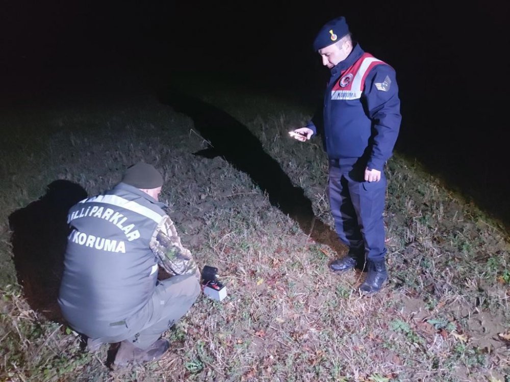 SİNOP'TA MERA ALANINDA BILDIRCIN AVLAMAK İÇİN KULLANILAN ÇALIŞIR VAZİYETTE "2 ADET GÜÇ KAYNAĞI VE 2 ADET SES CİHAZI" TESPİT EDİLDİ
