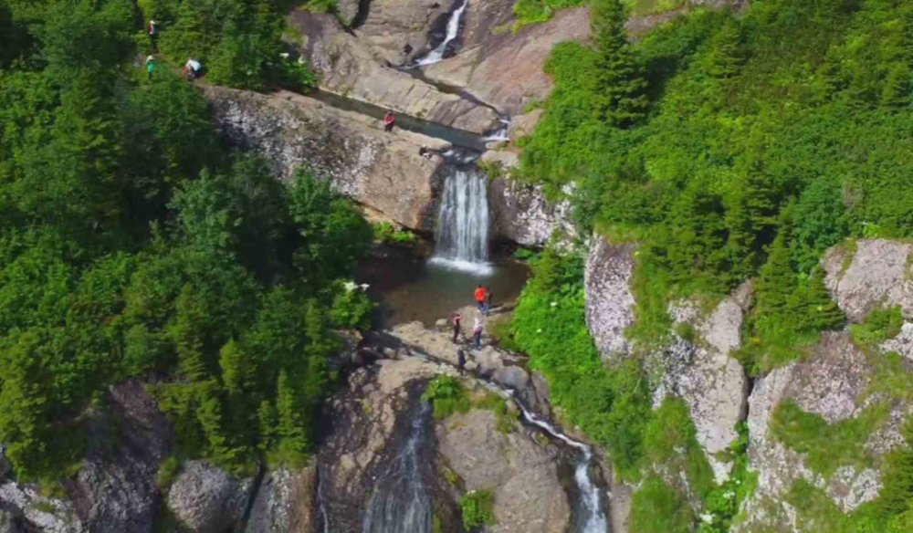 TRABZON'UN ŞALPAZARI İLÇESİ İLE GİRESUN'UN EYNESİL İLÇESİ SAKİNLERİ TARAFINDAN YOĞUN OLARAK KULLANILAN DENİZ SEVİYESİNDEN 2 BİN 182 METRE YÜKSEKTEKİ SİS DAĞI YAYLASI SONBAHARIN TÜM RENKLERİNİ BÜNYESİNDE BARINDIRIYOR
