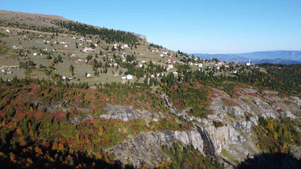 TRABZON'UN ŞALPAZARI İLÇESİ İLE GİRESUN'UN EYNESİL İLÇESİ SAKİNLERİ TARAFINDAN YOĞUN OLARAK KULLANILAN DENİZ SEVİYESİNDEN 2 BİN 182 METRE YÜKSEKTEKİ SİS DAĞI YAYLASI SONBAHARIN TÜM RENKLERİNİ BÜNYESİNDE BARINDIRIYOR