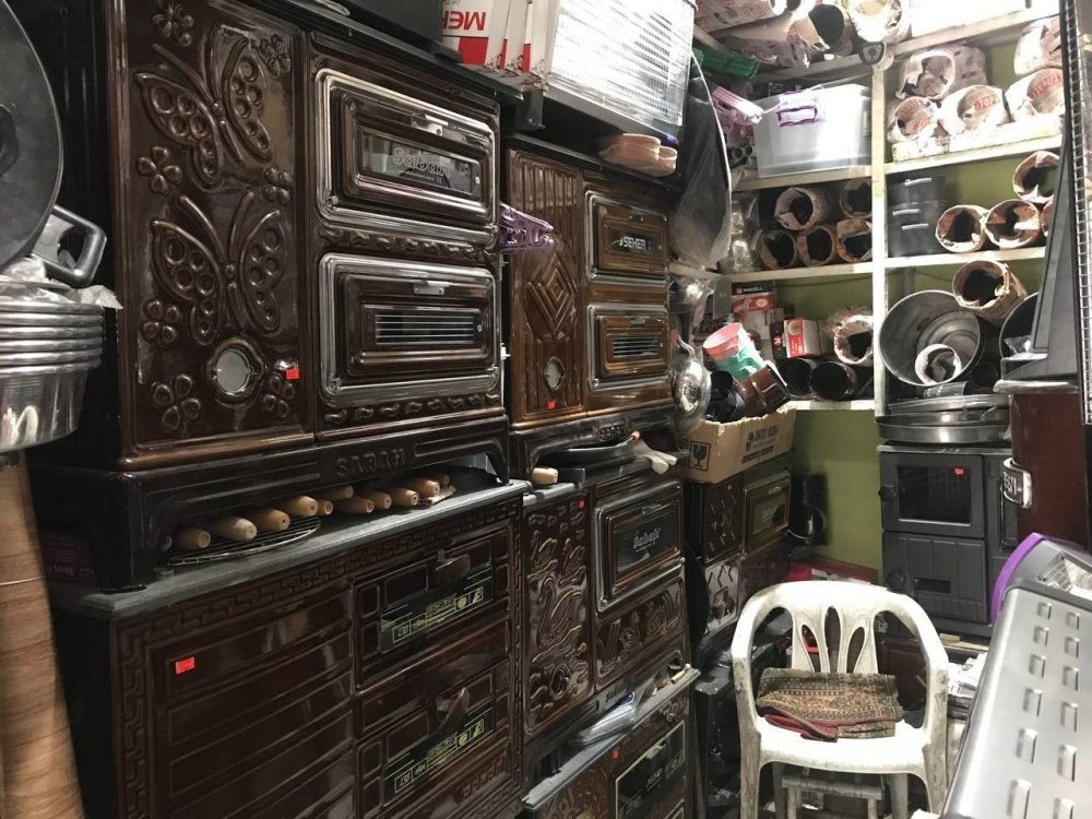 KIŞ MEVSİMİNİN ÇETİN GEÇTİĞİ BAYBURT’TA SOBALARIN PABUCU DAMA ATILDI. DOĞALGAZ KULLANIMI ARTARKEN SOBA SATIŞLARI DURMA NOKTASINA GELDİ