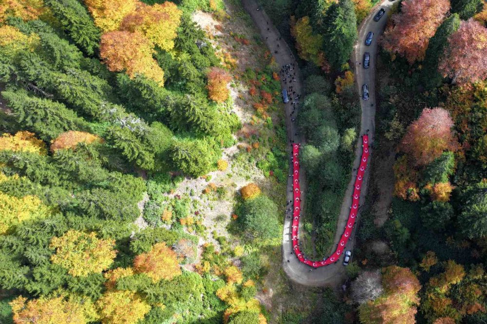 GÜMÜŞHANE'DE CUMHURİYETİN 100. YILI KUTLAMALARI KAPSAMINDA 300'Ü AŞKIN GENÇ SONBAHARIN BÜYÜLÜ RENKLERİNE BEZENEN ÖRÜMCEK ORMANLARI'NDA 100 METRELİK TÜRK BAYRAĞINI 7,5 KİLOMETRE TAŞIYARAK YÜRÜDÜ