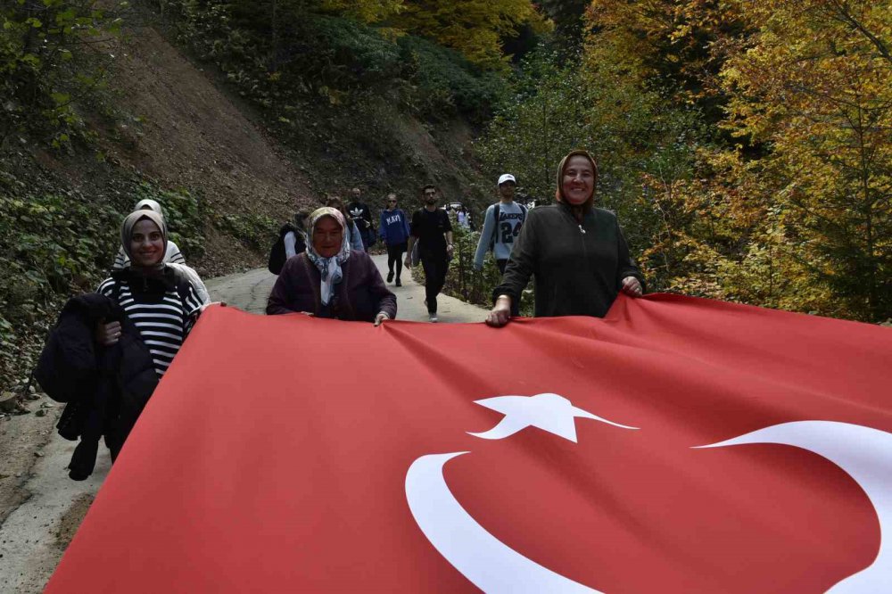 GÜMÜŞHANE'DE CUMHURİYETİN 100. YILI KUTLAMALARI KAPSAMINDA 300'Ü AŞKIN GENÇ SONBAHARIN BÜYÜLÜ RENKLERİNE BEZENEN ÖRÜMCEK ORMANLARI'NDA 100 METRELİK TÜRK BAYRAĞINI 7,5 KİLOMETRE TAŞIYARAK YÜRÜDÜ