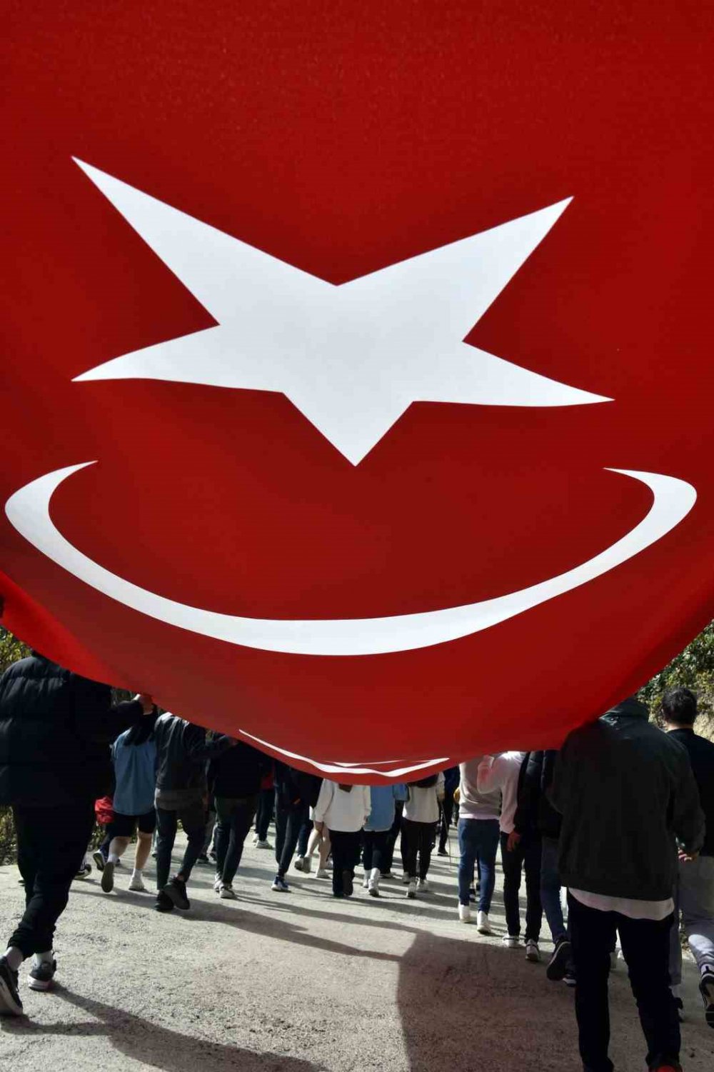 GÜMÜŞHANE'DE CUMHURİYETİN 100. YILI KUTLAMALARI KAPSAMINDA 300'Ü AŞKIN GENÇ SONBAHARIN BÜYÜLÜ RENKLERİNE BEZENEN ÖRÜMCEK ORMANLARI'NDA 100 METRELİK TÜRK BAYRAĞINI 7,5 KİLOMETRE TAŞIYARAK YÜRÜDÜ