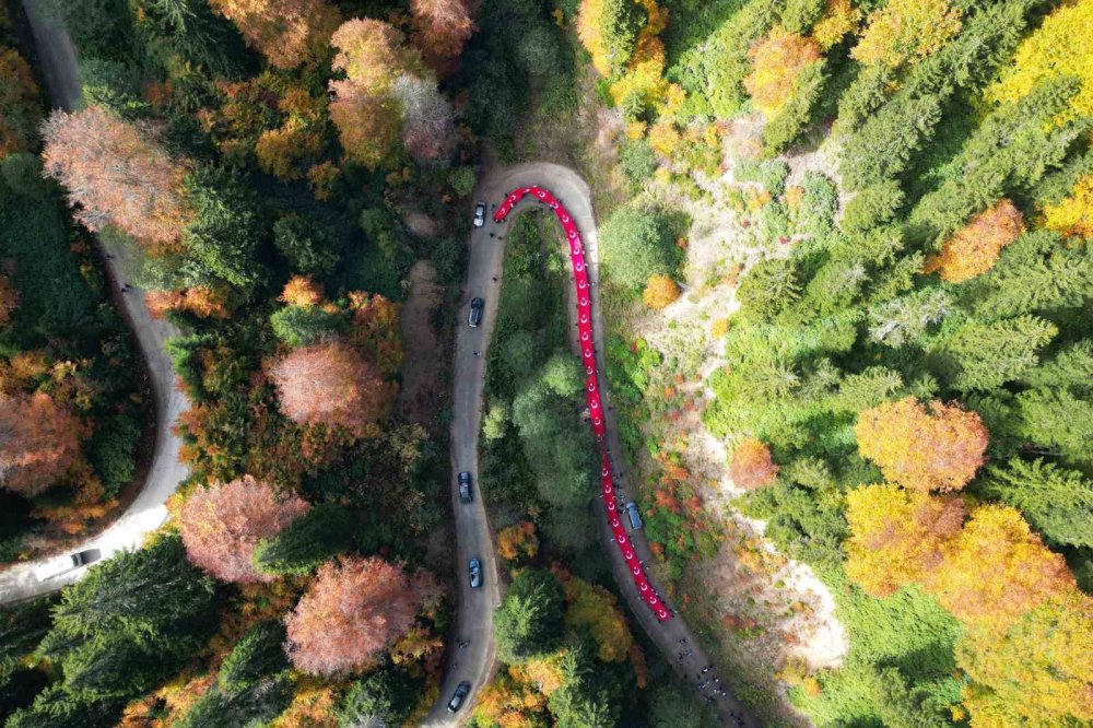 GÜMÜŞHANE'DE CUMHURİYETİN 100. YILI KUTLAMALARI KAPSAMINDA 300'Ü AŞKIN GENÇ SONBAHARIN BÜYÜLÜ RENKLERİNE BEZENEN ÖRÜMCEK ORMANLARI'NDA 100 METRELİK TÜRK BAYRAĞINI 7,5 KİLOMETRE TAŞIYARAK YÜRÜDÜ