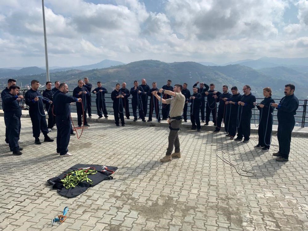 TRABZON İL AFET VE ACİL DURUM MÜDÜRLÜĞÜNÜN YENİ YERLEŞKESİNDE AFET FARKINDALIK EĞİTİMLERİ ARALIKSIZ SÜRÜYOR