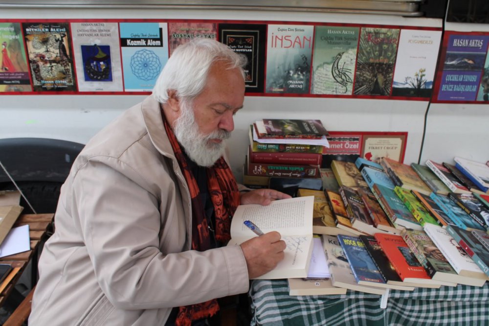 5 TIR DOLUSU KİTABI BULUNAN BAYBURT'TA İNSAN VE TOPLUM BİLİMLERİ FAKÜLTESİ TÜRK DİLİ VE EDEBİYATI BÖLÜMÜNDE ÖĞRETİM ÜYESİ OLAN 63 YAŞINDAKİ DOÇ. DR. HASAN AKTAŞ’IN KİTAPLARI EVİNE SIĞMADI SOKAĞA TAŞTI