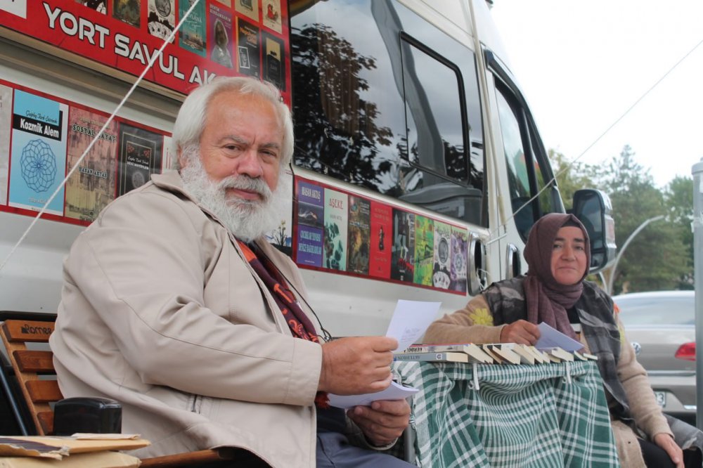 5 TIR DOLUSU KİTABI BULUNAN BAYBURT'TA İNSAN VE TOPLUM BİLİMLERİ FAKÜLTESİ TÜRK DİLİ VE EDEBİYATI BÖLÜMÜNDE ÖĞRETİM ÜYESİ OLAN 63 YAŞINDAKİ DOÇ. DR. HASAN AKTAŞ’IN KİTAPLARI EVİNE SIĞMADI SOKAĞA TAŞTI