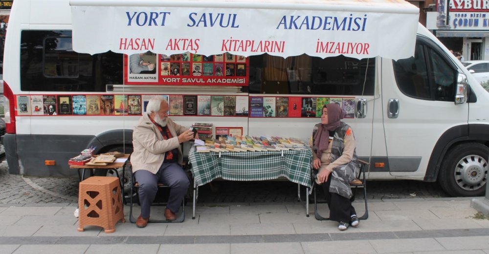 5 TIR DOLUSU KİTABI BULUNAN BAYBURT'TA İNSAN VE TOPLUM BİLİMLERİ FAKÜLTESİ TÜRK DİLİ VE EDEBİYATI BÖLÜMÜNDE ÖĞRETİM ÜYESİ OLAN 63 YAŞINDAKİ DOÇ. DR. HASAN AKTAŞ’IN KİTAPLARI EVİNE SIĞMADI SOKAĞA TAŞTI